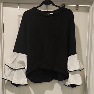 Chic Dixie Black and White Ruffle Sleeve Sweatshirt Size M!